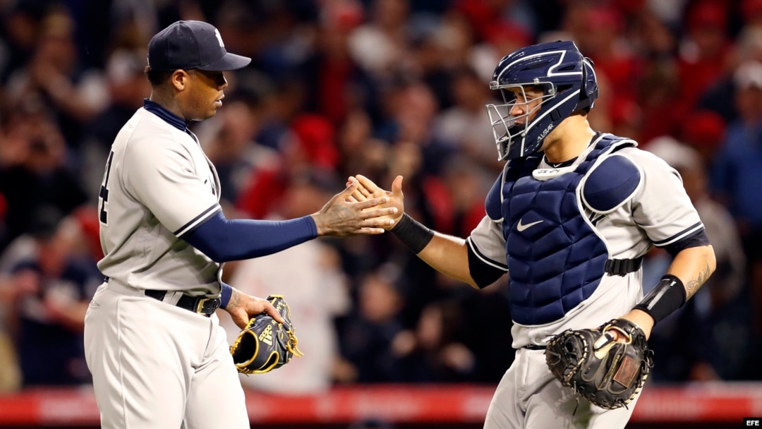El pitcher cubano Aroldis Chapman celebra una victoria con el máscara Gary Sánchez ante los Angelinos de los Angeles el 30 de abril de 2018.