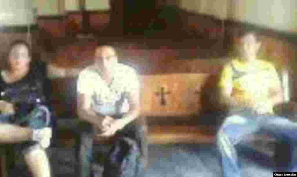 &nbsp;Activistas del PRC dentro de&nbsp; la Catedral de Pinar del Río