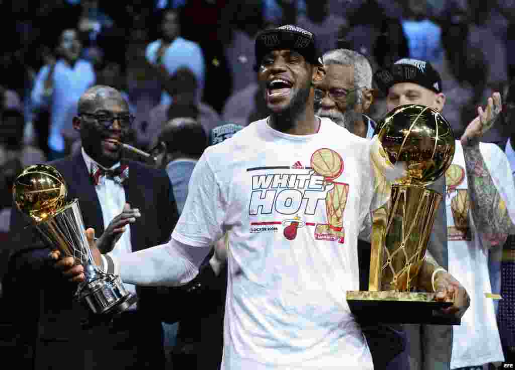 LeBron James de los Heat de Miami celebra la victoria de su equipo ante los Spurs. 