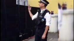 Policía británico libera el estrés con pasillos de breakdancing