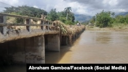 Puente destruido por las inundaciones en carretera de Imías. El municipio permaneció varios días incomunicado por vía terrestre. (Facebook/Abraham Gamboa)