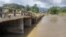 Puente destruido por las inundaciones en carretera de Imías. El municipio permaneció varios días incomunicado por vía terrestre. (Facebook/Abraham Gamboa)
