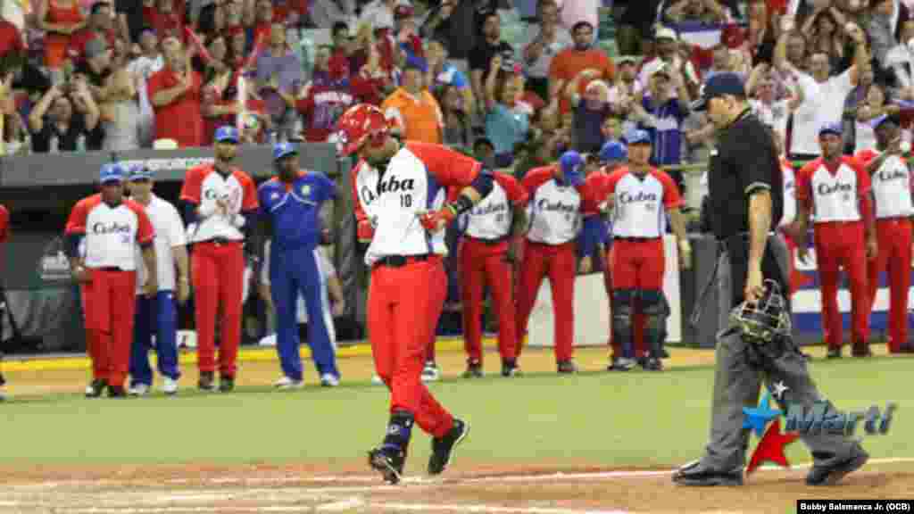 Secuencia de fotografías del jonrón conectado por Yulieski Gourriel y pone el juego 3-1 a favor de Cuba. Foto: Bobby Salamanca Jr.