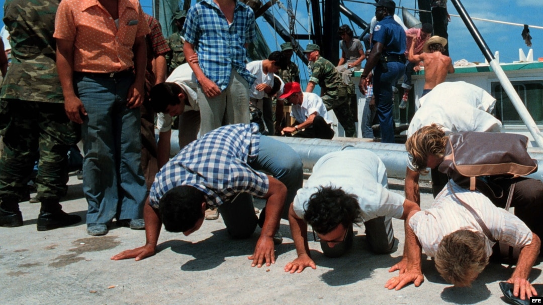 Foto de archivo de exiliados cubanos que llegan en barcos durante el éxodo del Mariel.