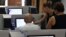  Varias personas se conectan a internet desde una sala de navegación en La Habana. 