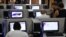Varias personas se conectan a internet desde una sala de navegación en La Habana, Cuba.