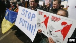 Varios ucranianos protestan cerca de la Embajada de Rusia en Kiev (Ucrania).