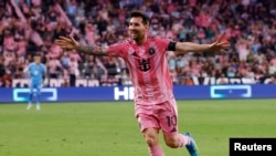 Lio Messi celebra al anotar el primer gol del Inter Miami en su nuevo Nu Stadium.