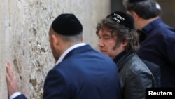 El presidente argentino Javier Milei en el Muro de los Lamentos, en Jerusalén. 