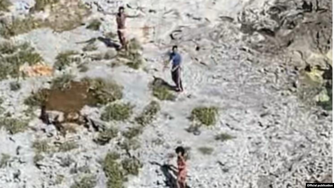 Los tres cubanos, dos hombres y una mujer, retratados desde el helicóptero de la Guardia Costera.