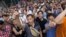 Cientos de personas en contra de las protestas comenzaron a increpar a los manifestantes pro democracia para que acabaran la ocupación de las calles.