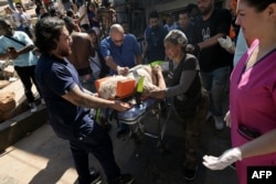 Una mujer rescatada de un edificio colapsado por el sismo en Cali, Colombia.