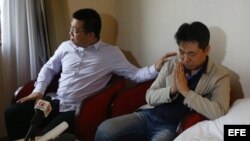 Familiares de pasajeros del vuelo MH370 de Malasia Airlanes desaparecido hace dos meses