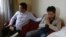 Familiares de pasajeros del vuelo MH370 de Malasia Airlanes desaparecido hace dos meses