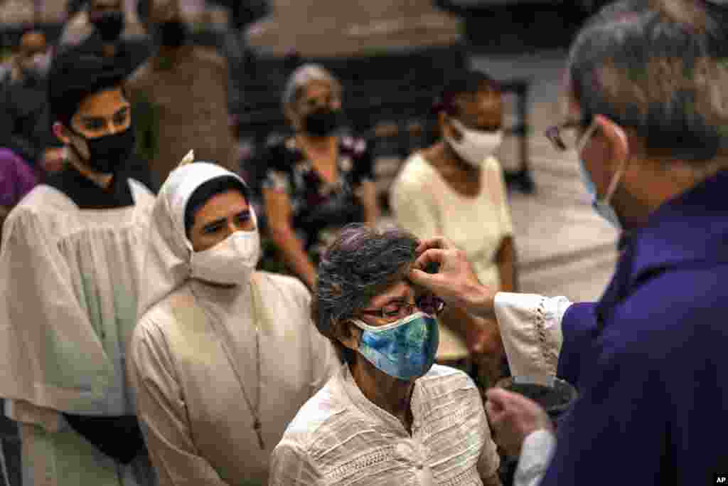 La pandemia no detuvo a los católicos que celebraron utilizando una máscara el Miércoles de Ceniza. (AP Foto/Ramon Espinosa)