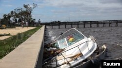 Un bote naufragado se sumerge en el agua después de que el huracán Ian tocara tierra en el suroeste de Florida en Punta Gorda, Florida.