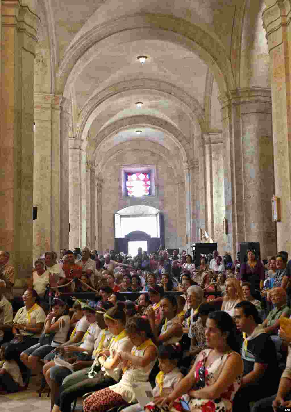Fieles escuchan al nuevo arzobispo de La Habana, Juan de la Caridad García Rodríguez (fuera de cuadro), durante su primera misa en la Catedral de La Habana