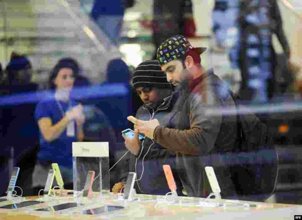 Apple pone a la venta sus nuevos modelos de iphone 5s y 5c