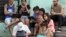 Un grupo de jóvenes que se conectan a internet en una zona WiFi, en La Habana. 