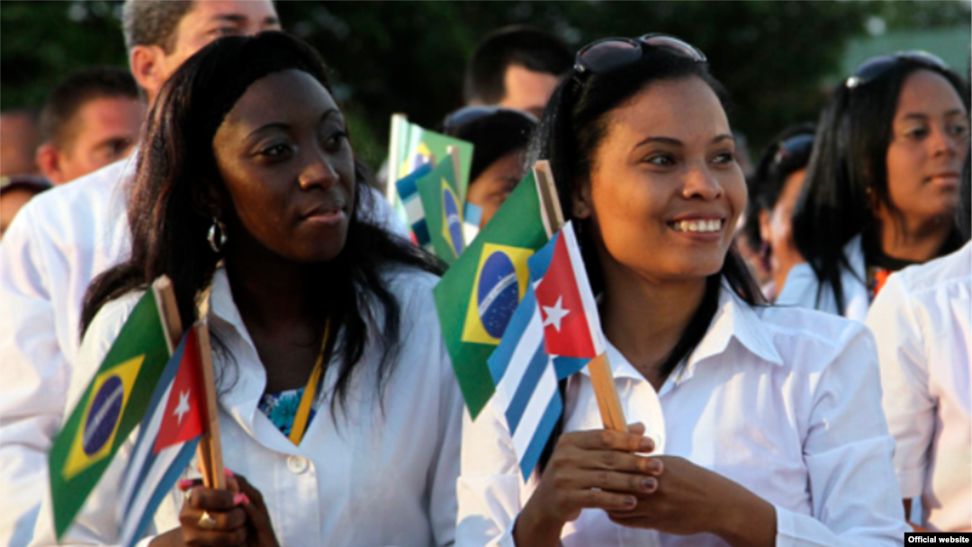 Dos doctoras cubanas celebran el programa Más Médicos.