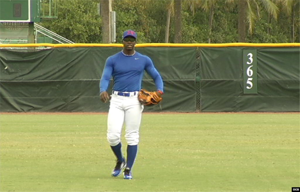 Los cazatalentos observaron con atención el desplazamiento de Rusney Castillo en los jardines.