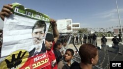 Simpatizantes del depuesto presidente egipcio, Mohamed Mursi, se enfrentan a policías antidisturbios durante una protesta en apoyo a Mursi.  