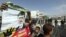 Simpatizantes del depuesto presidente egipcio, Mohamed Mursi, se enfrentan a policías antidisturbios durante una protesta en apoyo a Mursi.  