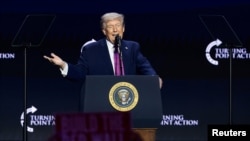 El presidente de Estados Unidos, Donald Trump, asiste a un evento de Turning Point USA, en la iglesia Dream City en Phoenix.
