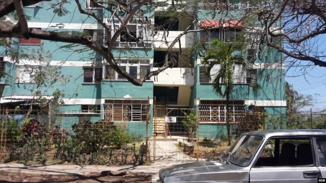 Edificio ubicado al frente de la entrada norte del Centro Guayabera, en Alamar, donde ocurrieron las detenciones. 