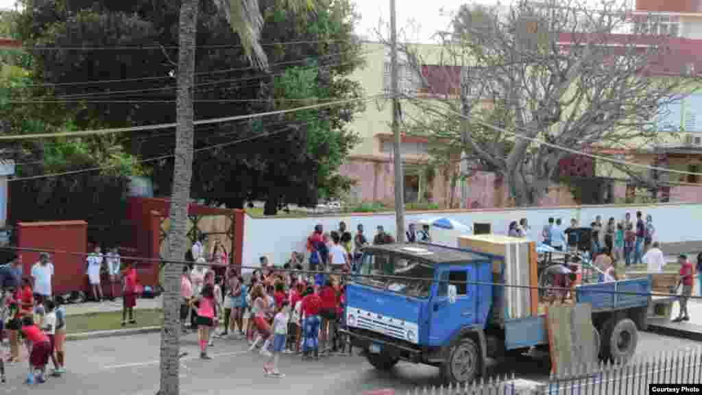 Tarima del acto de repudio frente a la sede de Estado de SATS