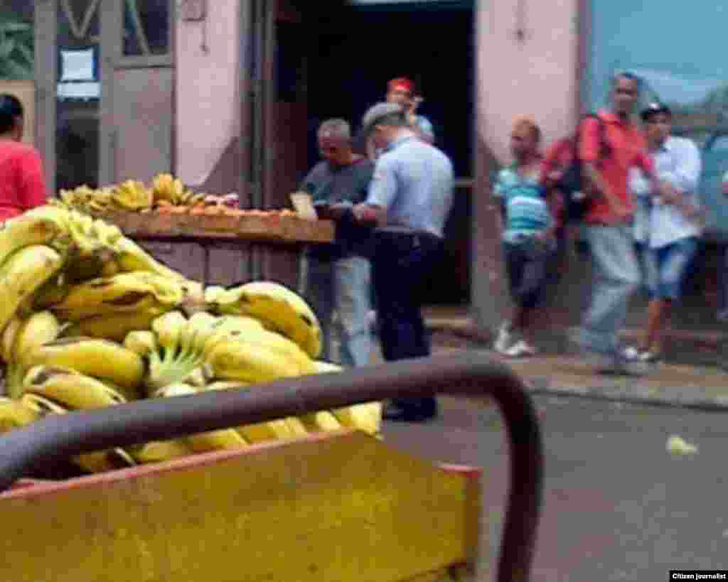 Reporta Cuba Asedio y detención a cuentapropistas Fotos Roberto Fuentes Arias