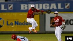 José Adolis García de Ciego de Ávila en acción contra Yuniesky Betancourt de Venados de Mazatlán