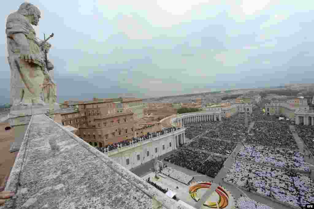 La Plaza de San Petro, con la Vía de la Conciliación y las calles aledañas están abarrotadas de gente, peregrinos y fieles, muchos de los cuales han logrado dormir unas pocas horas en el mismo lugar. 