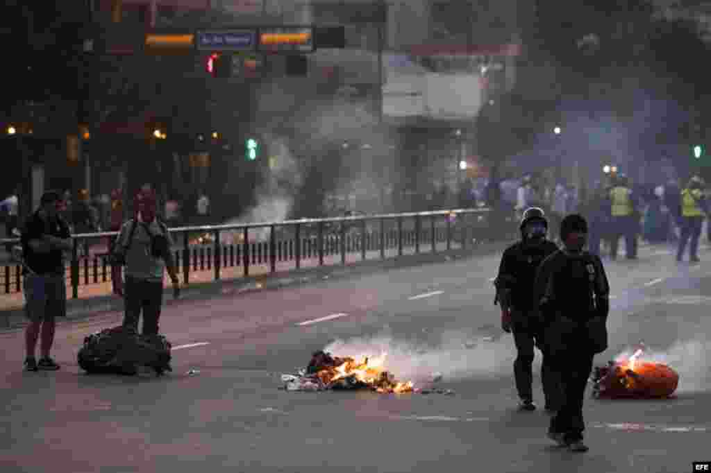 Un grupo de manifestantes quema basura en la plaza Altamira de Caracas. Al menos dos muertos, 23 heridos y más de 25 detenidos es el saldo que de momento arroja la jornada de protestas que se registró hoy en Venezuela, según fuentes oficiales.