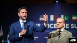 El vicepresidente de EEUU, JD Vance, junto al primer ministro de Pakistán, Shehbaz Sharif, antes de una reunión con Irán, Pakistán y Qatar, en Lucerna, Suiza.