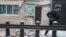Un policía inspecciona los daños en la embajada de Estados Unidos en Ankara