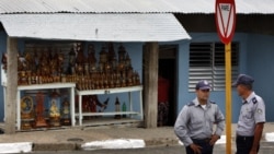 Policía arrebata a opositora manilla con la palabra cambio