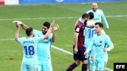 Los jugadores del FC Barcelona celebran su segundo gol ante el Eibar, marcado por el lateral Jordi Alba (i).