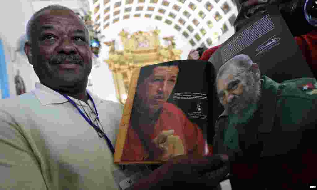 Funcionarios de la embajada de Venezuela en Cuba asisten el martes 8 de enero de 2013, a una misa por la salud del presidente venezolano Hugo Ch&aacute;vez en el santuario de la Virgen de Regla en La Habana (Cuba).