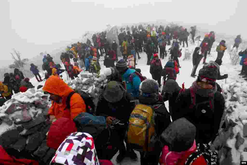 Varios alpinistas surcoreanos escalan hacia la cima de la montaña Taebaek para ver el amanecer del primer día del nuevo año en la provincia de Gangwon.