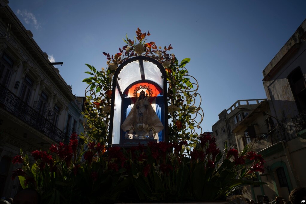 Fieles cargan una estatua de la patrona de Cuba, la Virgen de la Caridad del Cobre, en su fiesta, en La Habana, el viernes 8 de septiembre de 2023. (Foto AP/Ramon Espinosa)