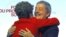  La presidente brasileña Dilma Rousseff (i) abraza a su predecesor en el cargo Lula Da Silva (d) durante su visita al Foro Social de París, Francia. 