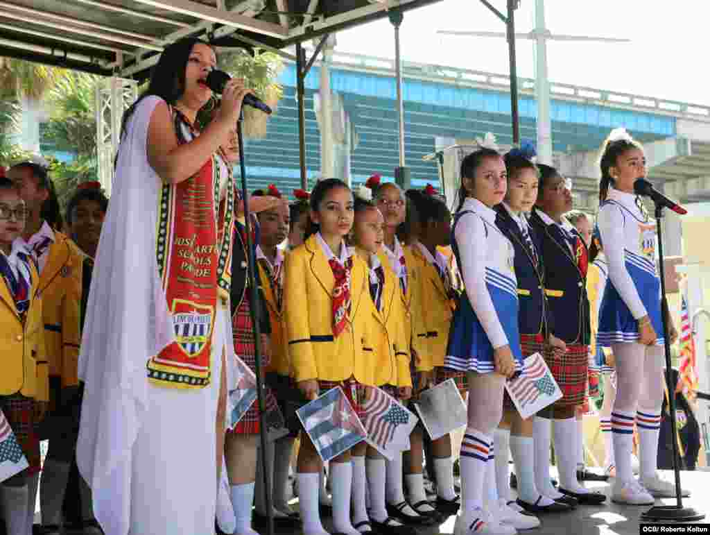 La joven estudiante Nicole Marin de 13 a&#241;os, interpreta el Himno Nacional de Cuba en la Parada Martiana. Photo Roberto Koltun OCB Staff.