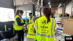 Voluntarios en sede de la ong GEM durante organización de insumos destinados para Venezuela. (OCB)