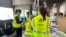 Voluntarios en sede de la ong GEM durante organización de insumos destinados para Venezuela. (OCB)
