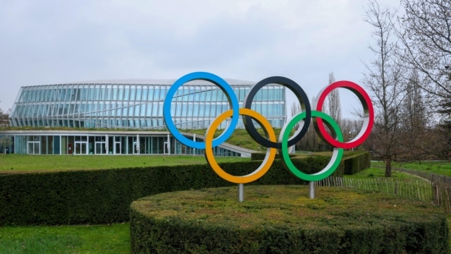 El COI prohíbe a las atletas transgénero participar en las Olimpiadas
 - marzo 27, 2026