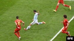 Gonzalo Higuaín (9) en acción...