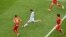 Gonzalo Higuaín (9) en acción...