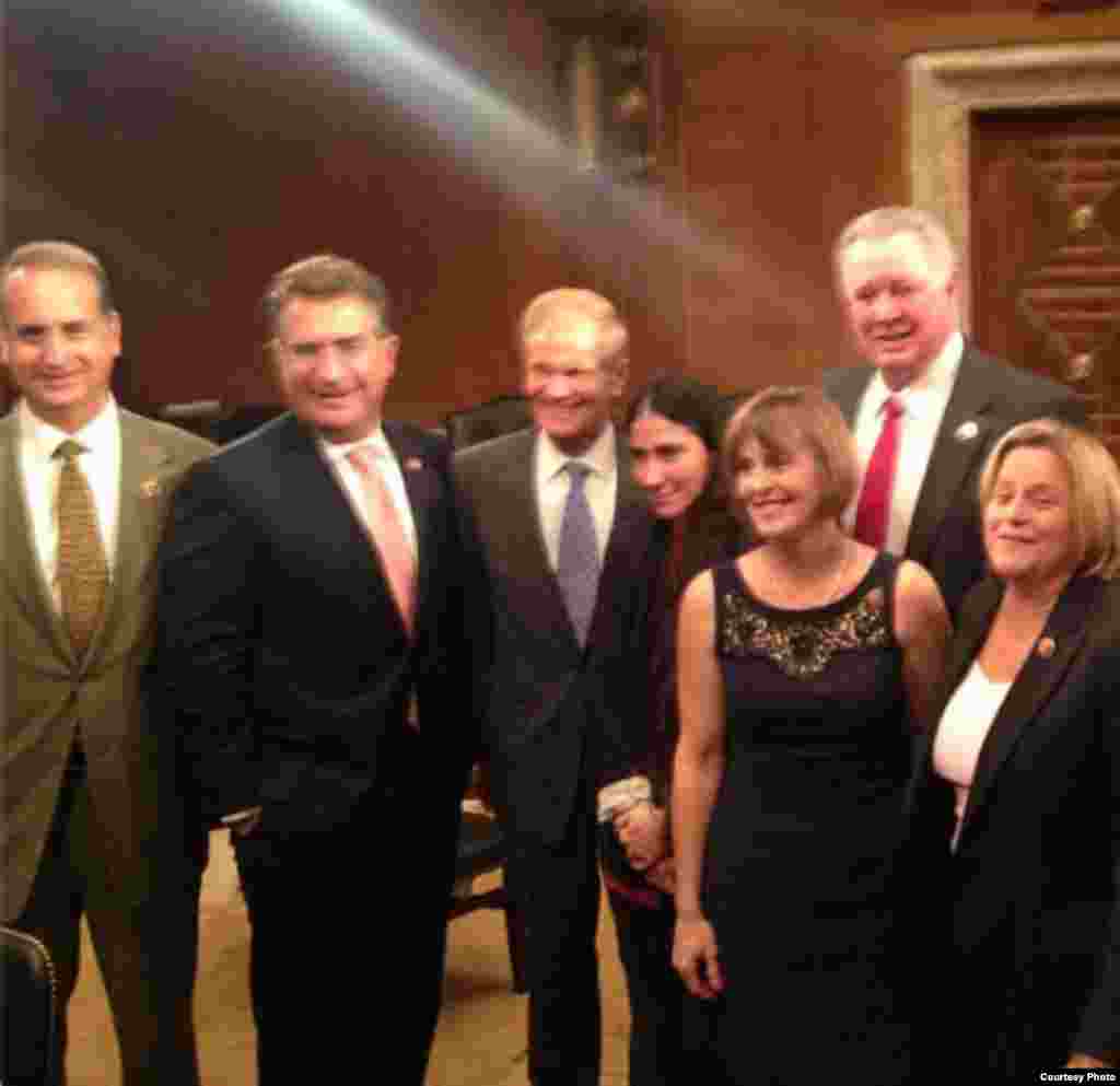 Congresistas estadounidenses, demócratas y republicanos, reciben a @yoanisanchez en el Capitolio en Washington. Tomado del Twitter de Joe García