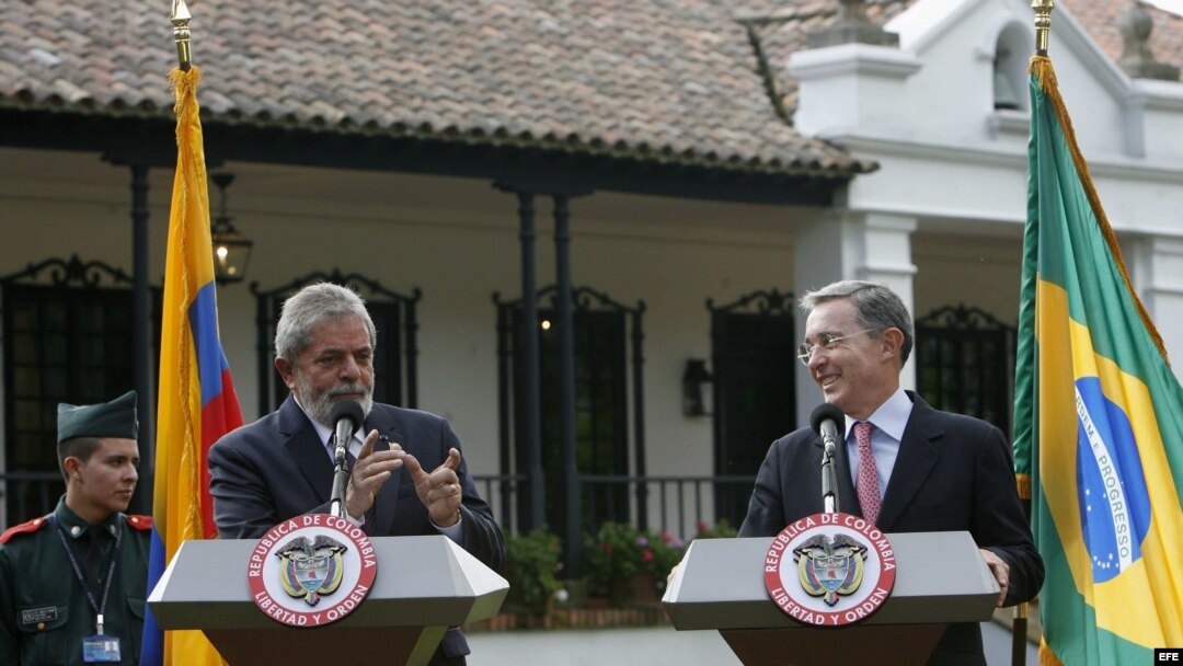 Los presidentes de Brasil, Luiz Inácio Lula da Silva (i), y de Colombia, Álvaro Uribe (d), hablan durante una rueda de prensa en la hacienda de Hato Grande, a las afueras de Bogotá (Colombia). 
